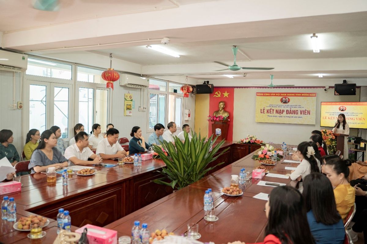 LỄ KẾT NẠP ĐẢNG VIÊN NĂM HỌC 2024 - 2025