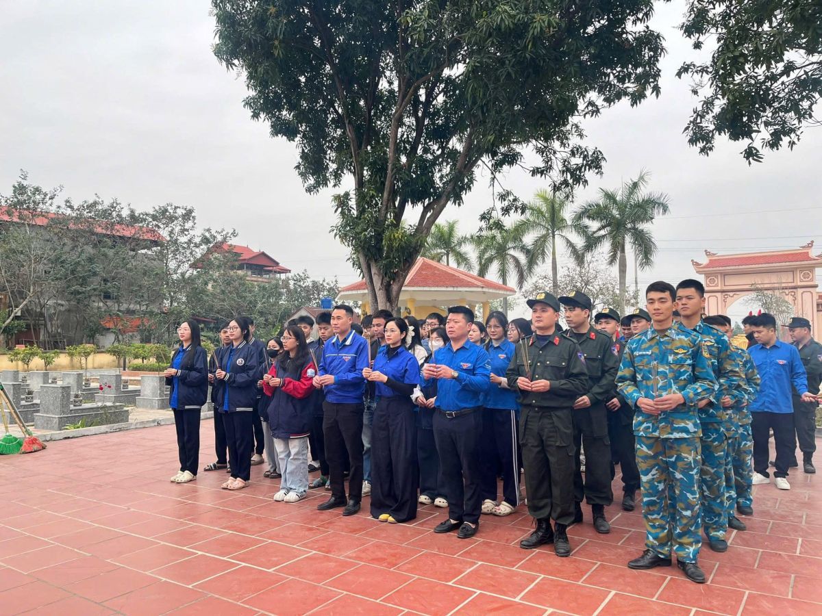 ĐTN TRƯỜNG THPT MẠC ĐĨNH CHI THAM GIA NG&Agrave;Y CHỦ NHẬT XANH