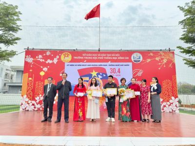 Khen thưởng Giáo viên đạt giải trong cuộc thi Giáo viên dạy giỏi Thành phố và Học sinh đạt giải trong Hội Thao  năm học 2024 - 2025